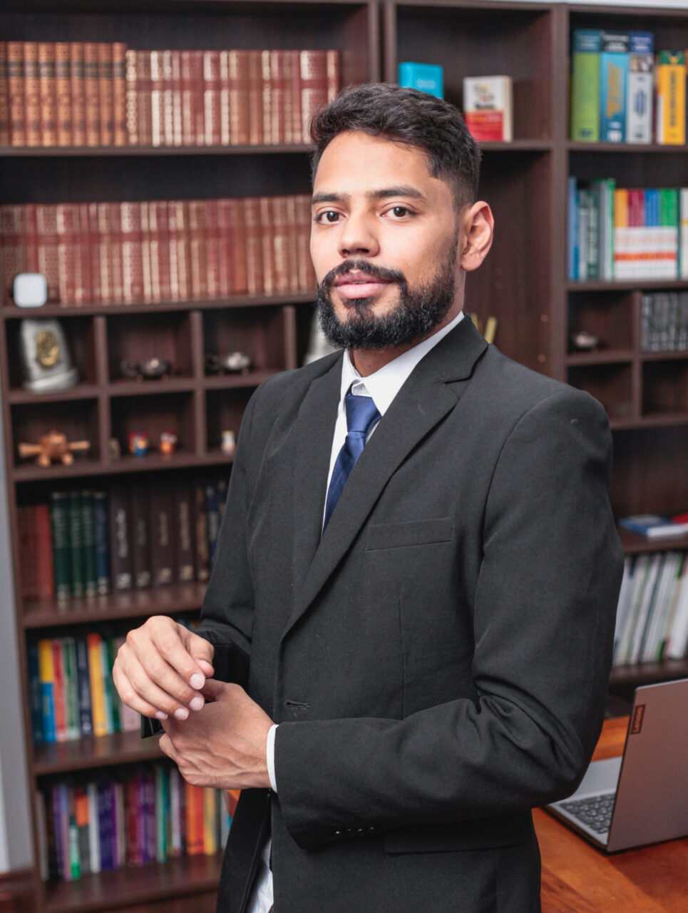 Jhonatan Lozado, advogado especializado em assessoria jurídica moderna e eficaz